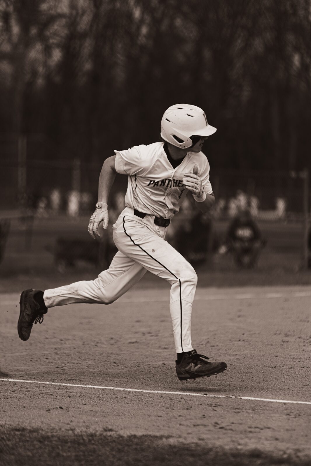Black and white photo of a base runner sprinting down the line